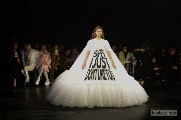 Дом моды Viktor & Rolf выпустил платья с мемными слоганами (ФОТО+ВИДЕО)