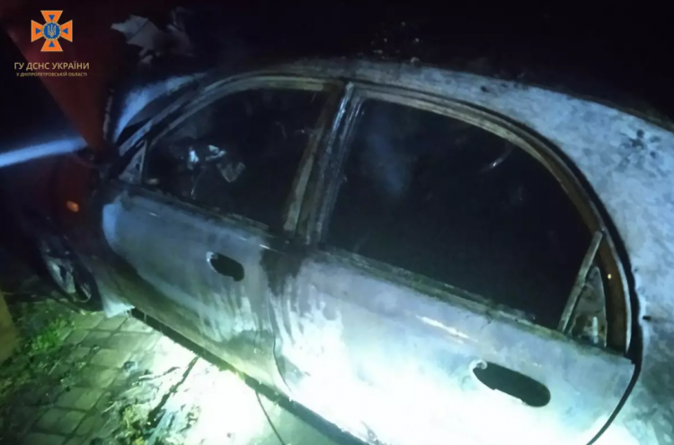 У палаючому автомобілі рятувальники виявили обгоріле тіло: у Кривому Розі сталася ДТП