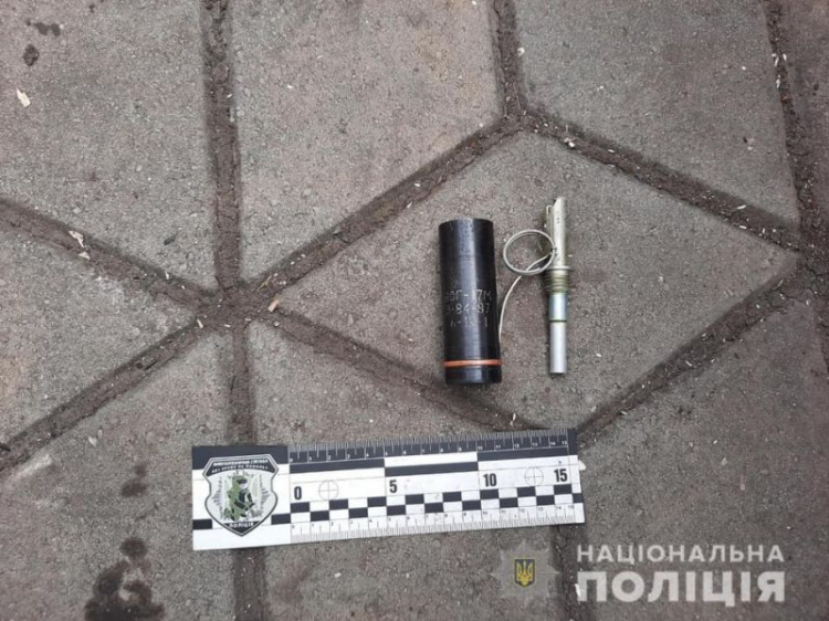 Полицейские на улице Пушкина задержали девушку с гранатой и поддельным паспортом