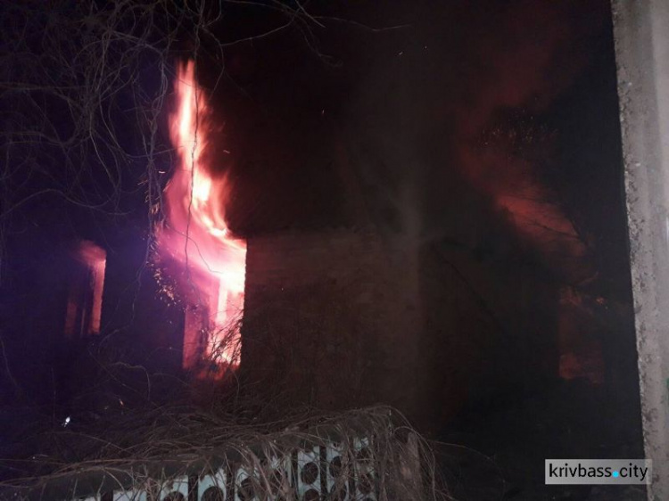 Ночной пожар: спасатели Кривого Рога боролись с огнем в жилом доме (ФОТО)