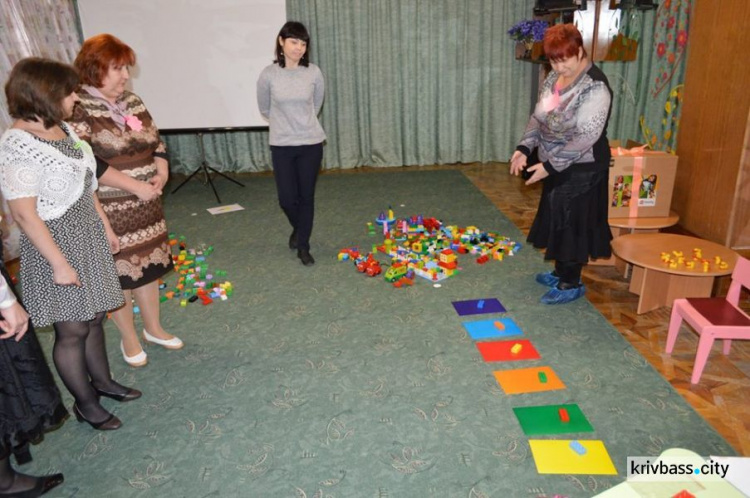 В Кривом Роге педагоги в рабочее время играли в LEGO (ФОТО)