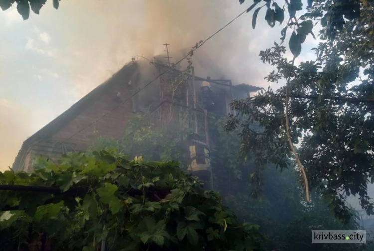 Спасатели больше 3 часов гасили пламя, которое охватило два частных дома