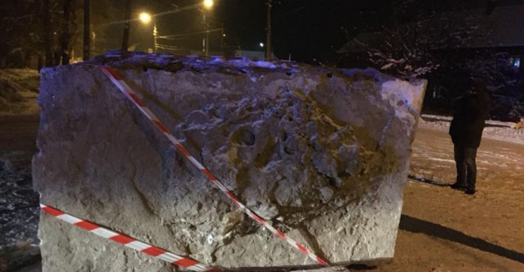 Опасный груз: в Кривом Роге на дорогу выпал камень весом 12 тонн (ФОТО)