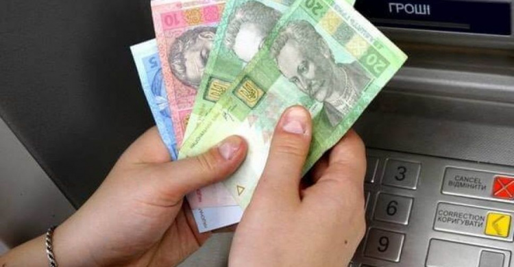 На Днепропетровщине работники банка отбирали деньги у переселенцев