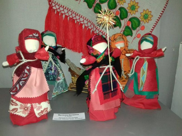 Работы талантливых криворожан представлены на выставке "Рождественская сказка" в Днепре