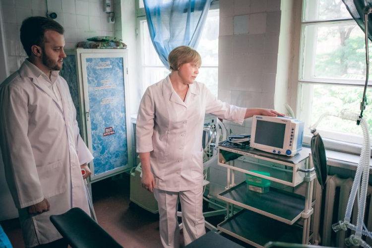 Криворожский нардеп обеспечил больницу оборудованием для диагностики туберкулеза и сердечно-сосудистых заболеваний (фото)