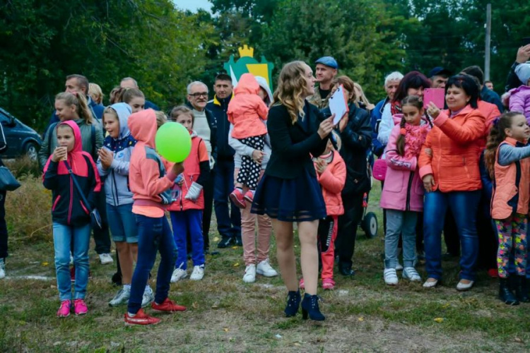 Файер-шоу и концерт: в одном из поселков Криворожского района впервые отметили День рождения (ФОТО)