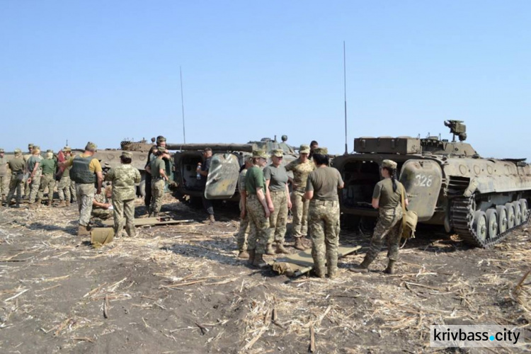 Женщины-военнослужащие из Кривого Рога прошли курс выживания на "поле боя" (ФОТО)