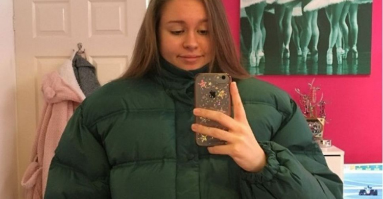 Девушку высмеяли в Сети за гигантскую куртку (ФОТО)