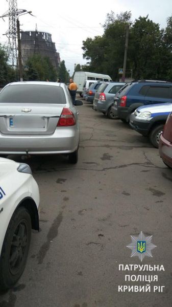 Патрульные на улицах города выписали штрафы криворожанам за неправильную парковку (ФОТО)