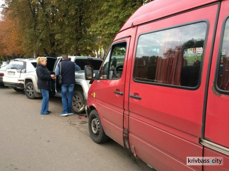 В Кривом Роге произошло ДТП с участием трех машин и маршрутки (ФОТОФАКТ)