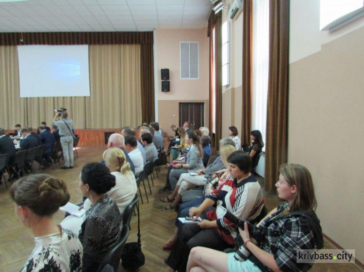 Владимир Зеленский в Кривом Роге начал совещание по экологическим проблемам города (фото)