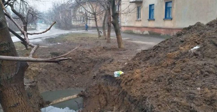 Пристыдили: в Кривом Роге коммунальщики решили закопать яму с нечистотами после обнародования этой проблемы в СМИ