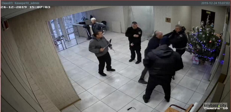 В Кривом Роге активист отбивался от сотрудников полиции молотком (фото)