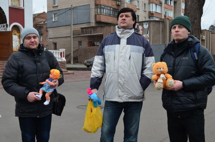 Криворожане в знак протеста принесли игрушки под храм УПЦ МП (ФОТО)