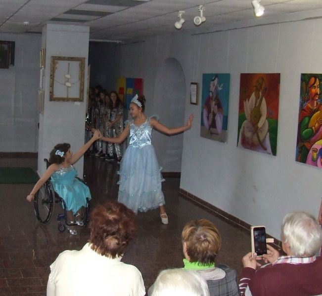 В Криворожском выставочном зале открылась выставка "хрустальной" девочки (фото)
