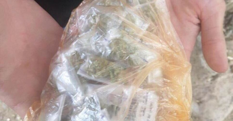 Около двадцати пакетиков с марихуаной обнаружили патрульные у прохожего (фото)