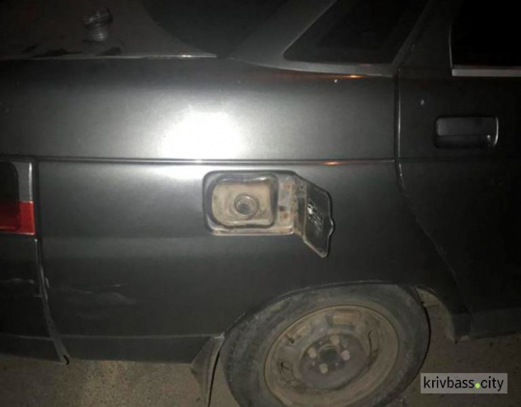 Двое мужчин в Кривом Роге ночью воровали бензин с чужих авто (ФОТО)