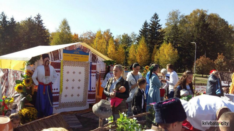 Всеукраинский фестиваль казацкой песни: творческие коллективы со всей Украины собрались в Кривом Роге (ФОТО)