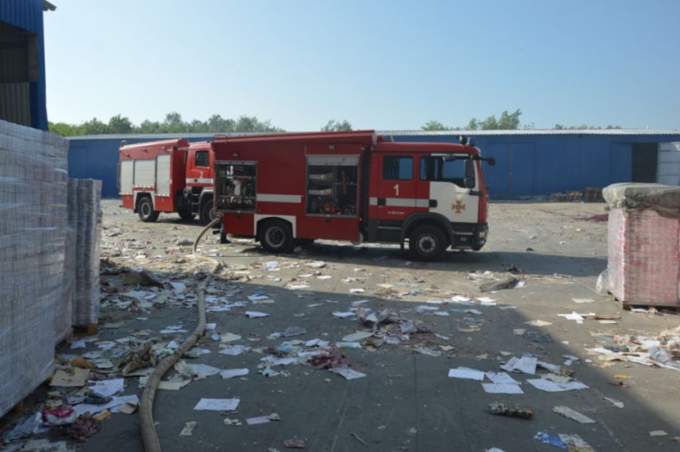 В Днепропетровской области горит завод по изготовлению туалетной бумаги и салфеток (фото, видео)