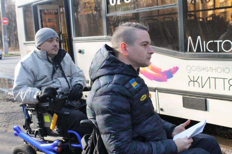Транспорт без границ в Кривом Роге: люди на инвалидных колясках проинструктировали водителей как пользоваться пандусом в троллейбусе