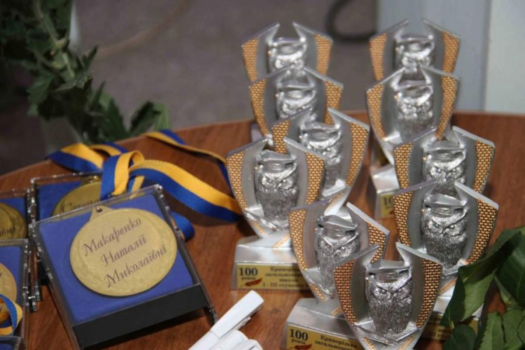 Более 260 золотых и серебряных медалистов: в Кривом Роге школа отметила 100-летний юбилей (фото)