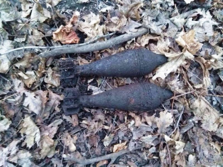 Под Кривым Рогом местные жители обнаружили противотанковую мину (фото, видео)