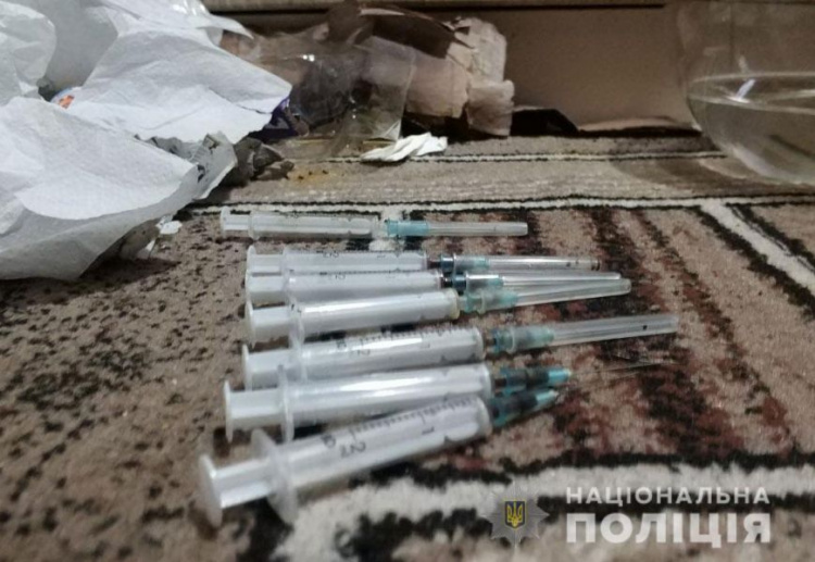 В Кривом Роге полицейские ликвидировали нарколабораторию и наркопритон (ФОТО)