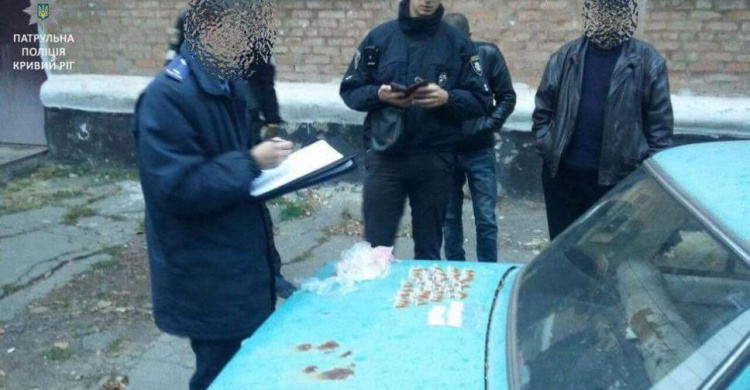 В Покровском районе  Кривого Рога патрульные задержали мужчину с наркотическим веществом (ФОТО)