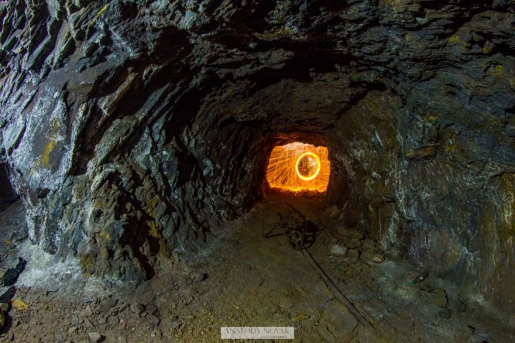 В Кривом Роге в одной из заброшенных шахт были найдены вещи дореволюционной эпохи (фото, видео)