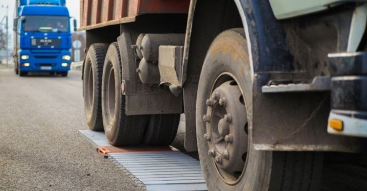 На Дніпропетровщині за місяць водії вантажівок перевищили вагові норми 270 разів