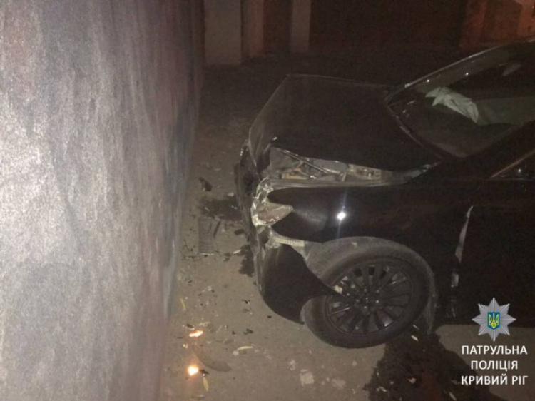 Сбежать не удалось: в Кривом Роге нетрезвый водитель врезался в стену (фото)