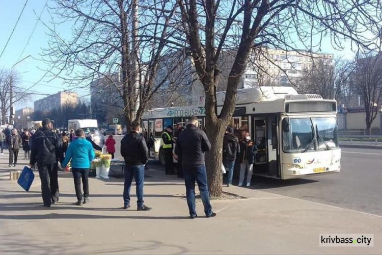 Транспортный коллапс в Кривом Роге: тысячи людей застряли на остановках