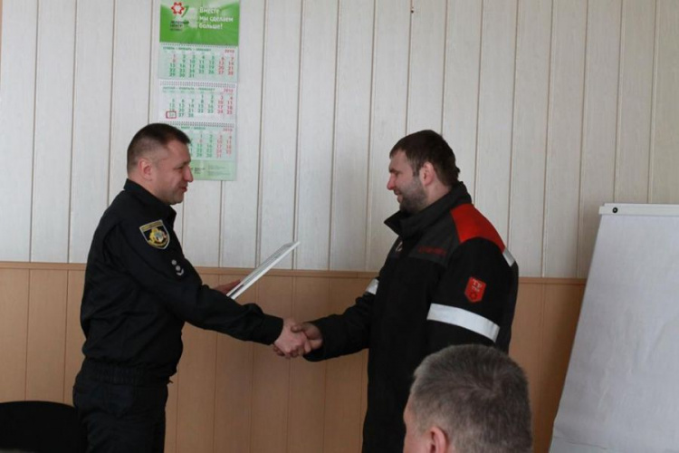 В Кривом Роге полиция наградила криворожанина, задержавшего грабителя