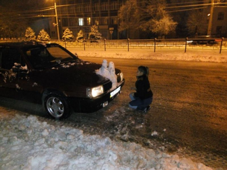 Жители Кривого Рога изощряются в лепке снеговиков (ФОТОФАКТ)