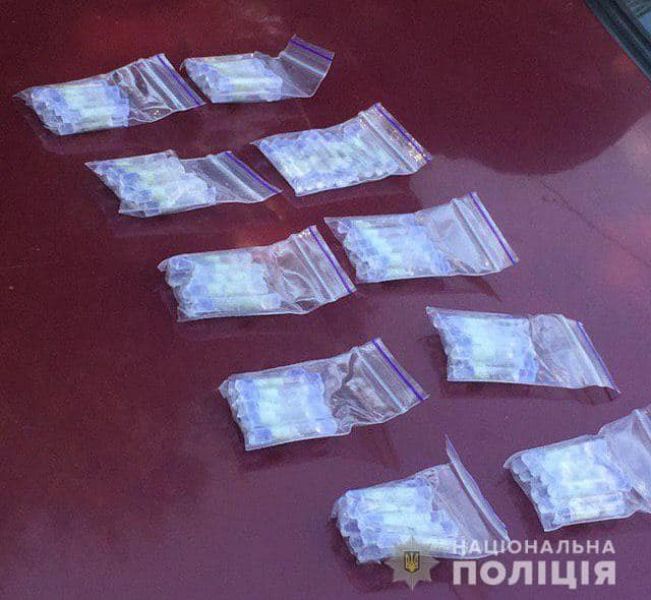 В Кривом Роге наркосбытчик припрятал наркотики где только мог, но полиция нашла все "заначки"