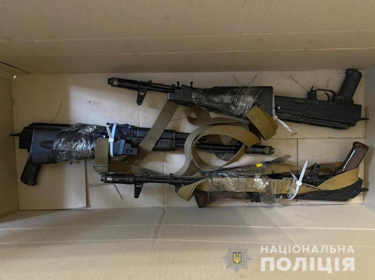 На Дніпропетровщині чоловік організував збут зброї поштою