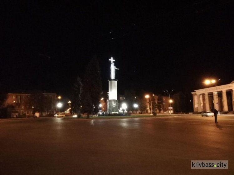 Самый высокий памятник в Европе порадовал криворожан вечерними огнями (ФОТОФАКТ, ВИДЕО)
