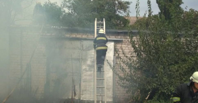Пожар в Саксаганском районе Кривого Рога охватил два сооружения 