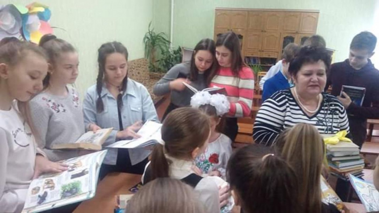 Подари книгу другу: криворожские школьники присоединились к Международному дню дарения книги (фото)