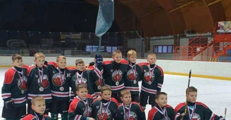 Криворожская команда хоккеистов вернулась с серебром чемпионата в Словакии 