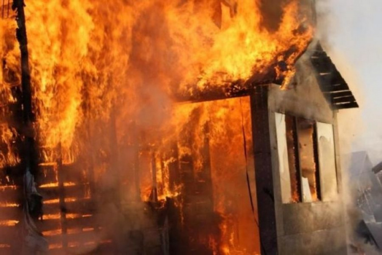 Ночью в Кривом Роге пламя охватило жилой дом 