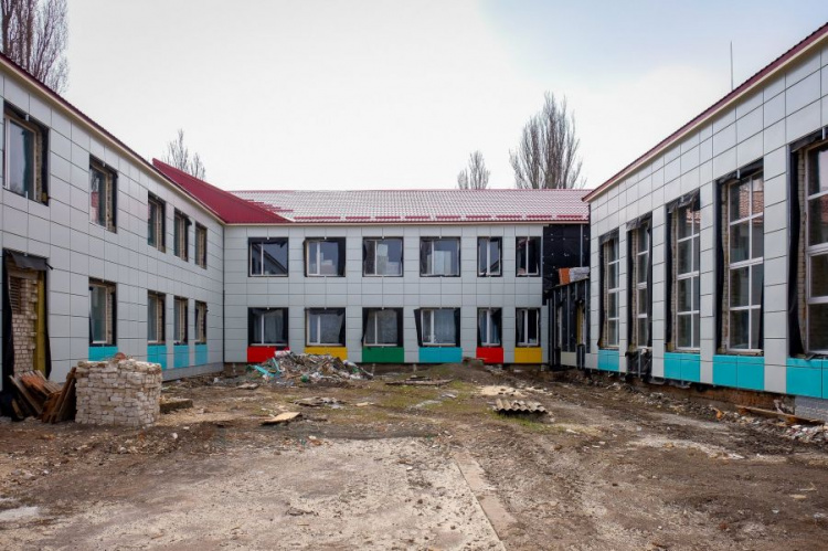 Под Кривым Рогом реконструируют опорную школу (фото)