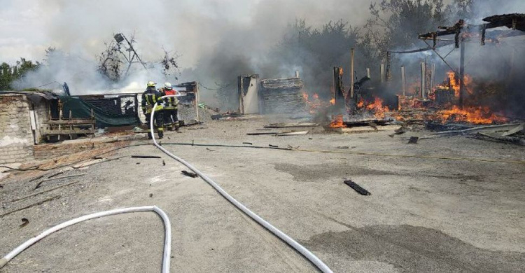 В Кривом Роге девять спасателей тушили пожар площадью 100 квадратных метров (фото)