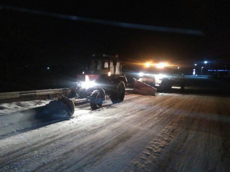 В Днепропетровской области дорожные службы и спасатели борются с последствиями непогоды (ФОТО)