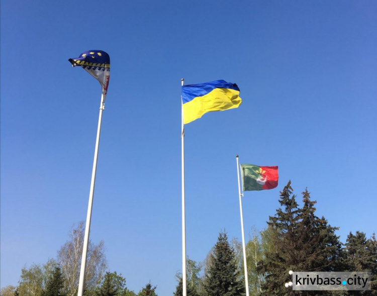 День государственного флага: возле горсовета Кривого Рога торжественно подняли украинское знамя (ФОТО)