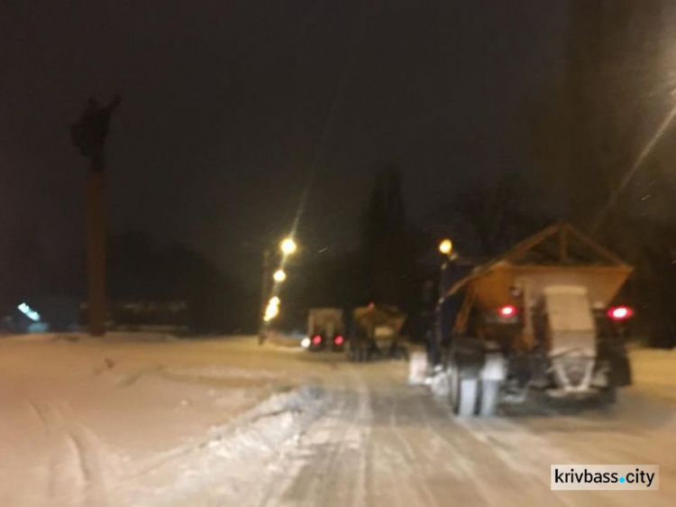 На расчистку дорог от снега ночью в Кривом Роге вывели 52 единицы спецтехники (ФОТО)