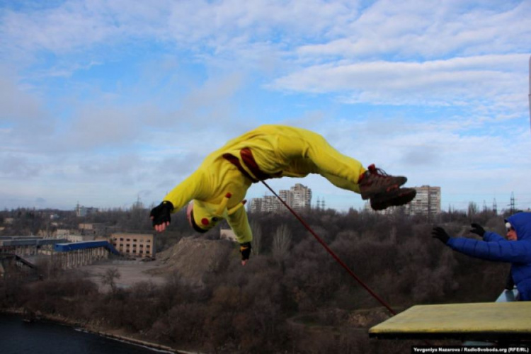 Криворожские экстремалы встретили новый год прыжками с моста в Запорожье