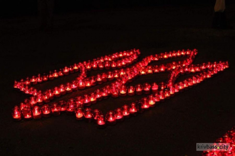 Кривой Рог помнит: горожане зажгли три тысячи свечей в память о погибших под Иловайском земляках (ФОТОРЕПОРТАЖ)