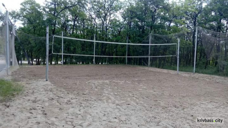 Чистый город: в одном из районов Кривого Рога благоустроили волейбольную площадку на берегу (ФОТОРЕПОРТАЖ)